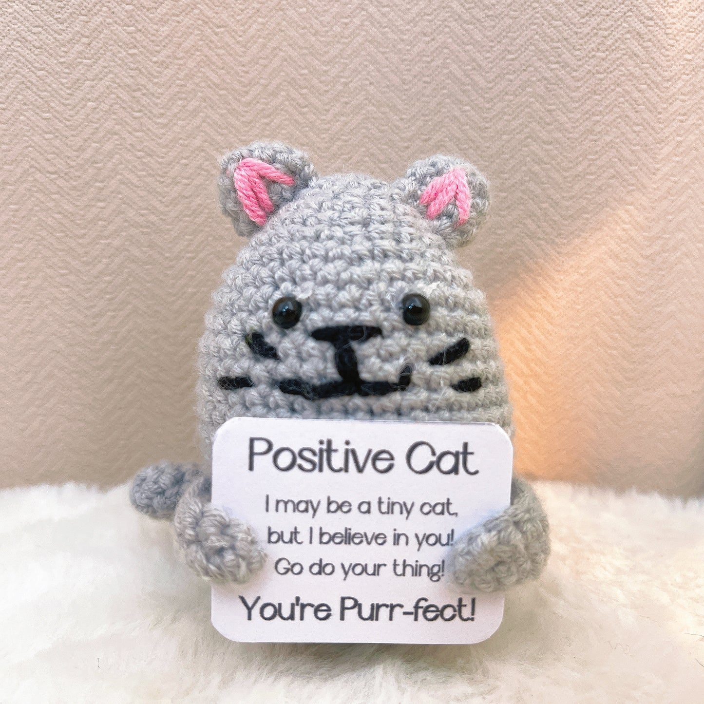 手鉤針貓咪造型玩偶 - 灰色萌貓附正能量小語卡