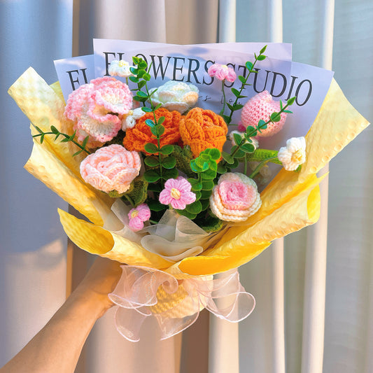 سيمفونية الطبيعة: باقة زهور محروطة يدوياً - الورد والزنبق والمرجاني والقرنفل