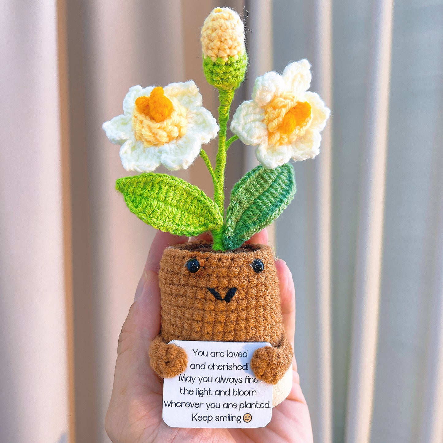 Narzissenstrauß für den Geburtsmonat März – handgehäkeltes Blumenarrangement zum Geburtstag mit einem Stiel und eleganter Verpackung