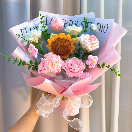 手工鉤針編織「花瓣悅語」花束:玫瑰、鬱金香、向日葵、小雛菊與康乃馨的柔美粉調交響