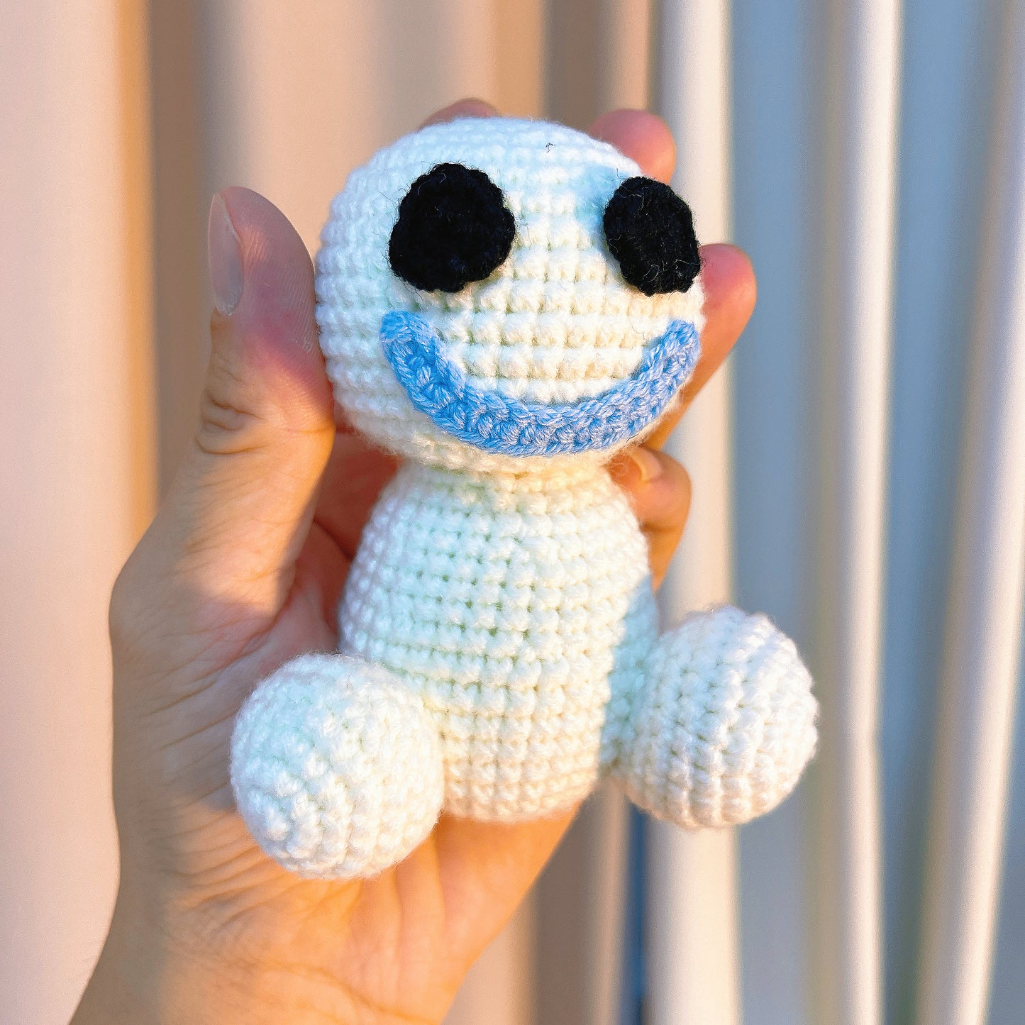 冰霜白藍漸層玫瑰花束,搭配純白滿天星與繽紛彩蝶裝飾,以淺藍與深藍紙材精美包裝,宛如公主慶典的夢幻之選