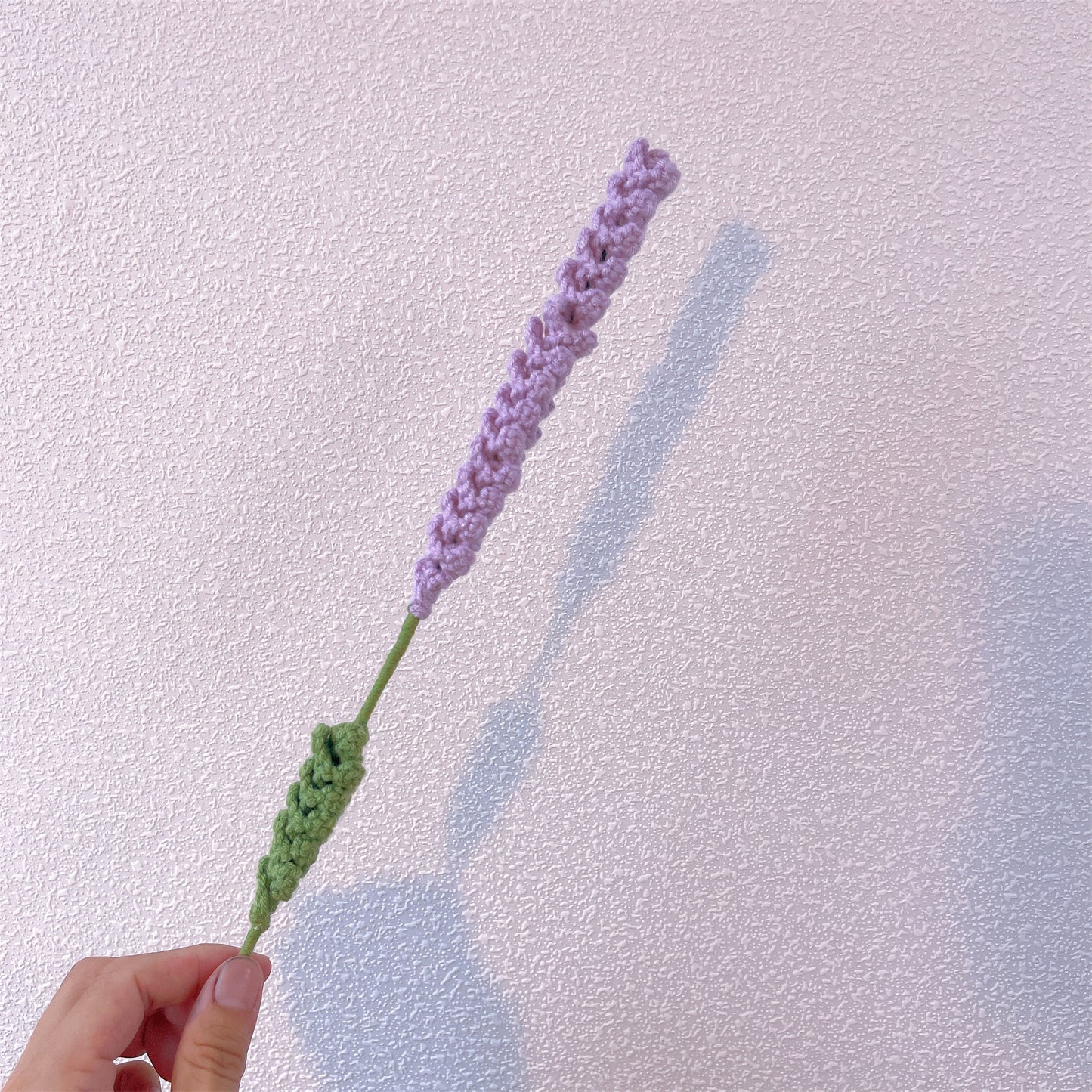 Buquê de Crochê Artesanal do Zodíaco Gêmeos - Flores de Lavanda com Bonecos Gêmeos - Presente Floral Hipoalergénico para Aniversários, Casamentos