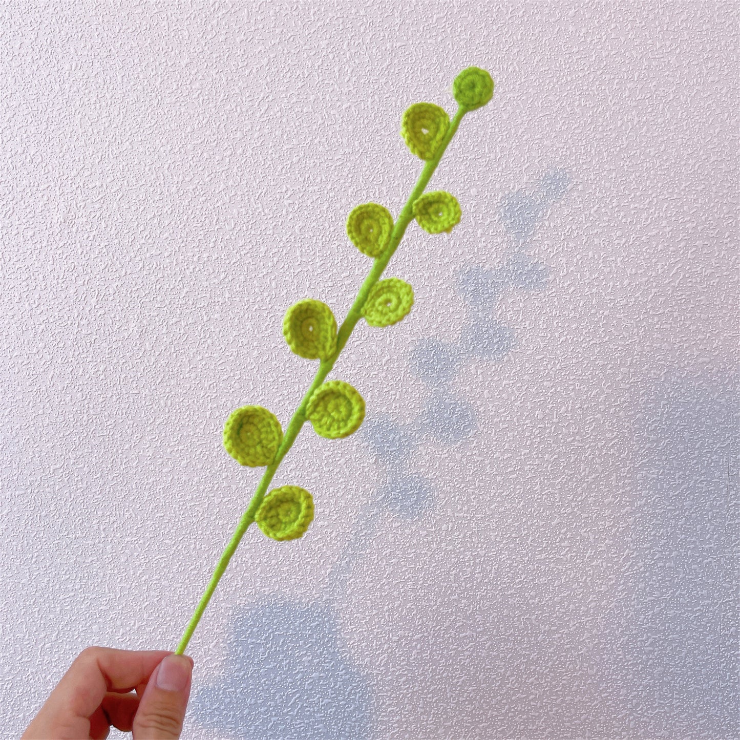 緋紅和諧頌:手工鉤針編織花卉花束——絢爛紅與純潔白的交融 - 玫瑰、鬱金香、百合、雛菊、尤加利葉共舞