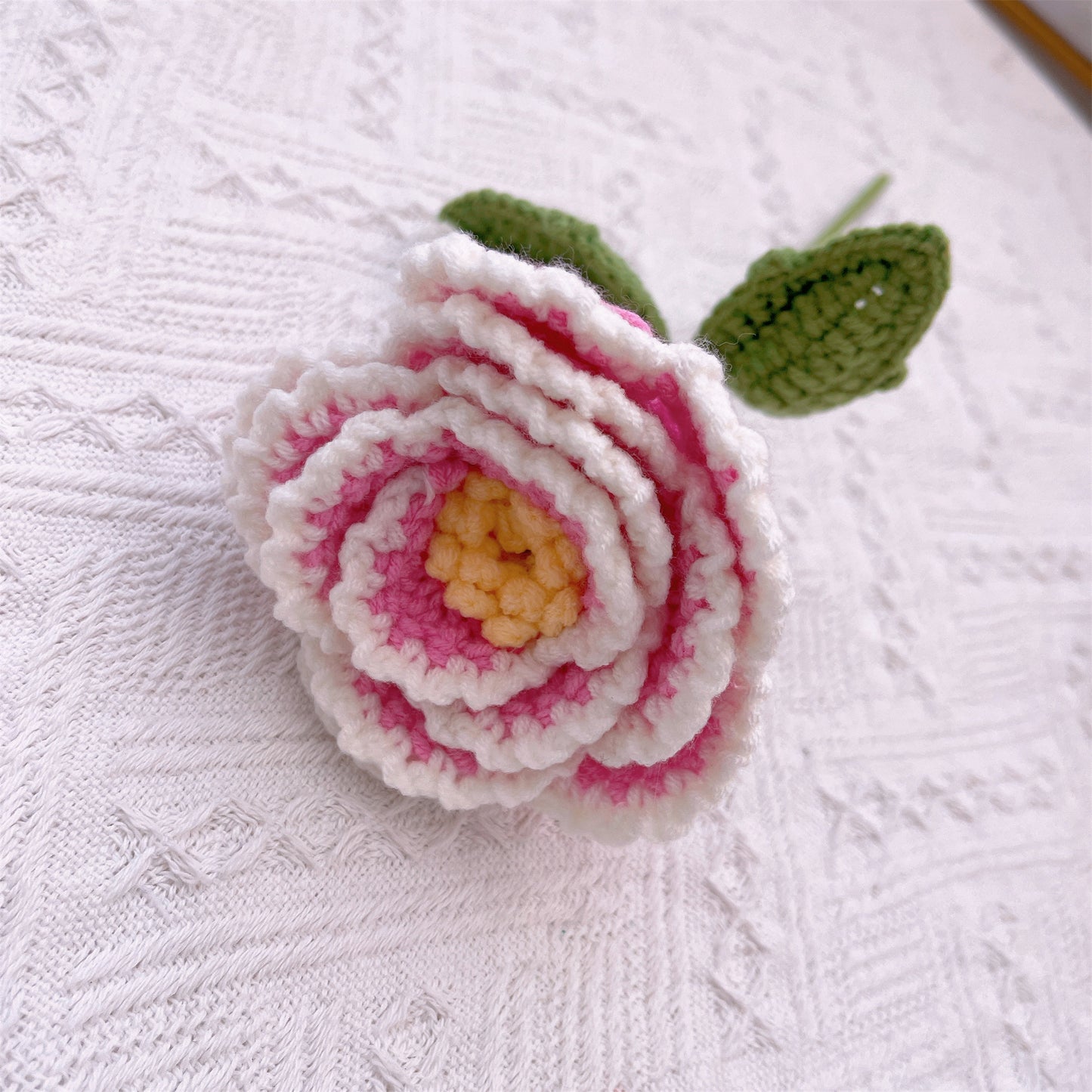 Elegancja Ogrodu: Ręcznie wykonana hakowana sztycetka z kwiatu pionion, idealna do dekoracji pięknego domu i ogrodu