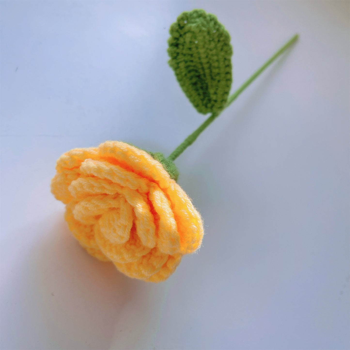 手工鉤針編織黃橙調花卉花束 - 向日葵、玫瑰、蓬鬆球、馬蹄蓮 - 完美適合夏日、向日葵愛好者及明亮場合