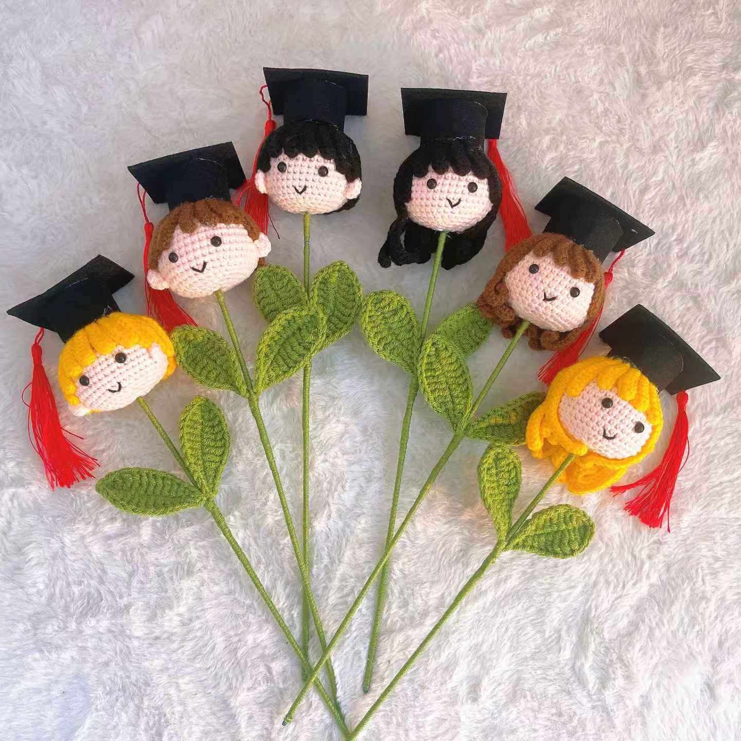 客製化鉤針編織畢業娃娃小花束 - 為畢業生打造的可客製化文字搭配3種髮色、可客製化「2025屆」卡片、透明包裝與緞帶 - 低敏畢業禮物、適合感謝師恩及校園活動