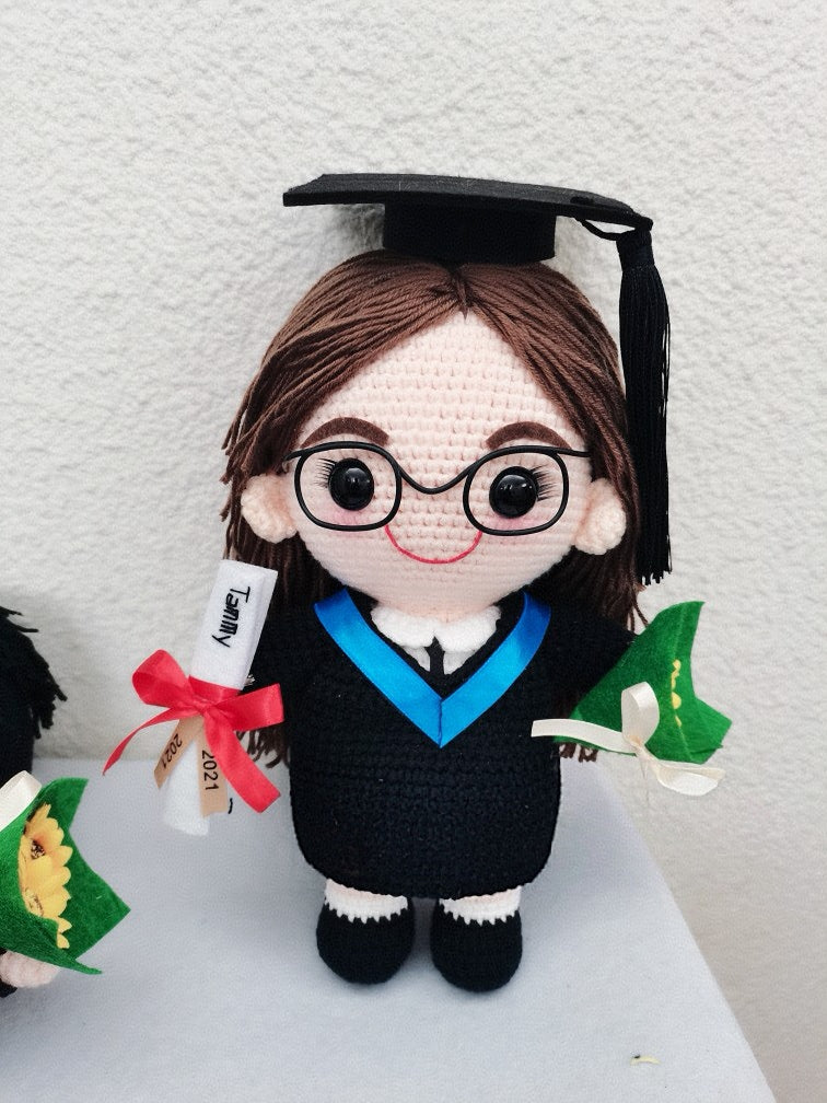 客製化手工鉤織娃娃(28cm)|專屬訂製男孩、女孩、寵物、畢業、情侶、婚禮娃娃|獨特紀念禮物:生日、週年、畢業、情人節