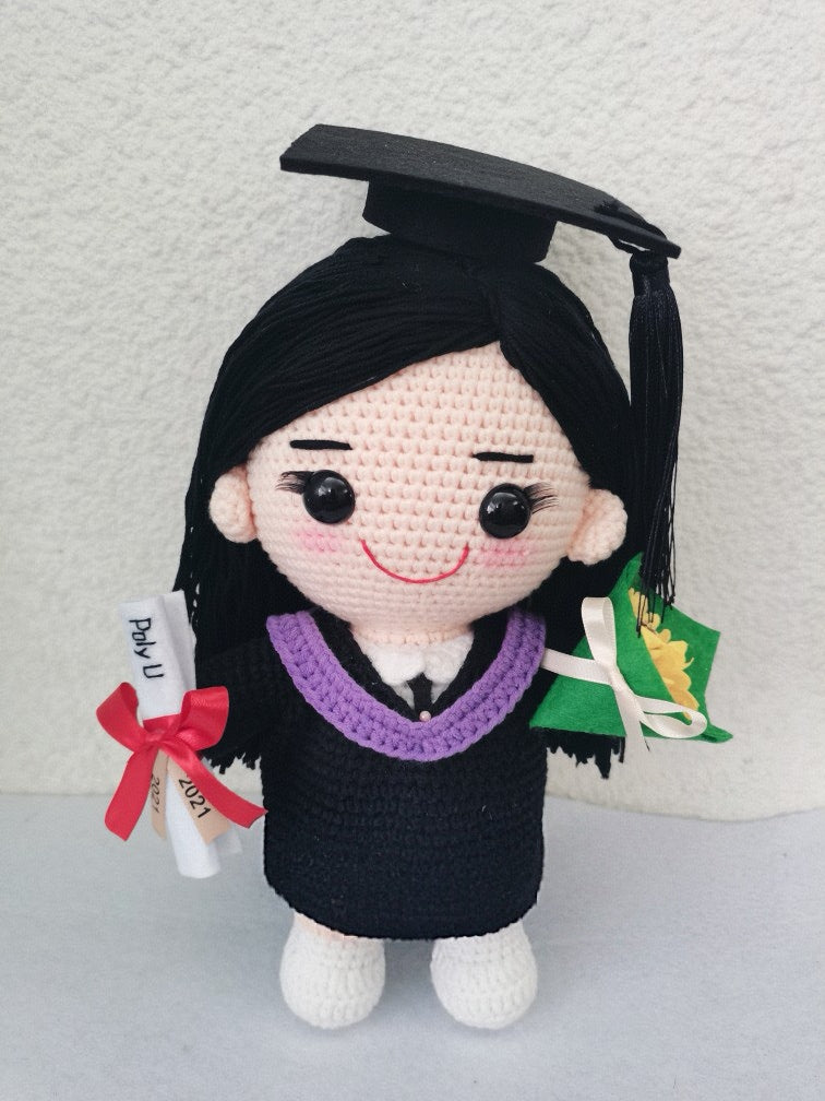 客製化手工鉤織娃娃(28cm)|專屬訂製男孩、女孩、寵物、畢業、情侶、婚禮娃娃|獨特紀念禮物:生日、週年、畢業、情人節