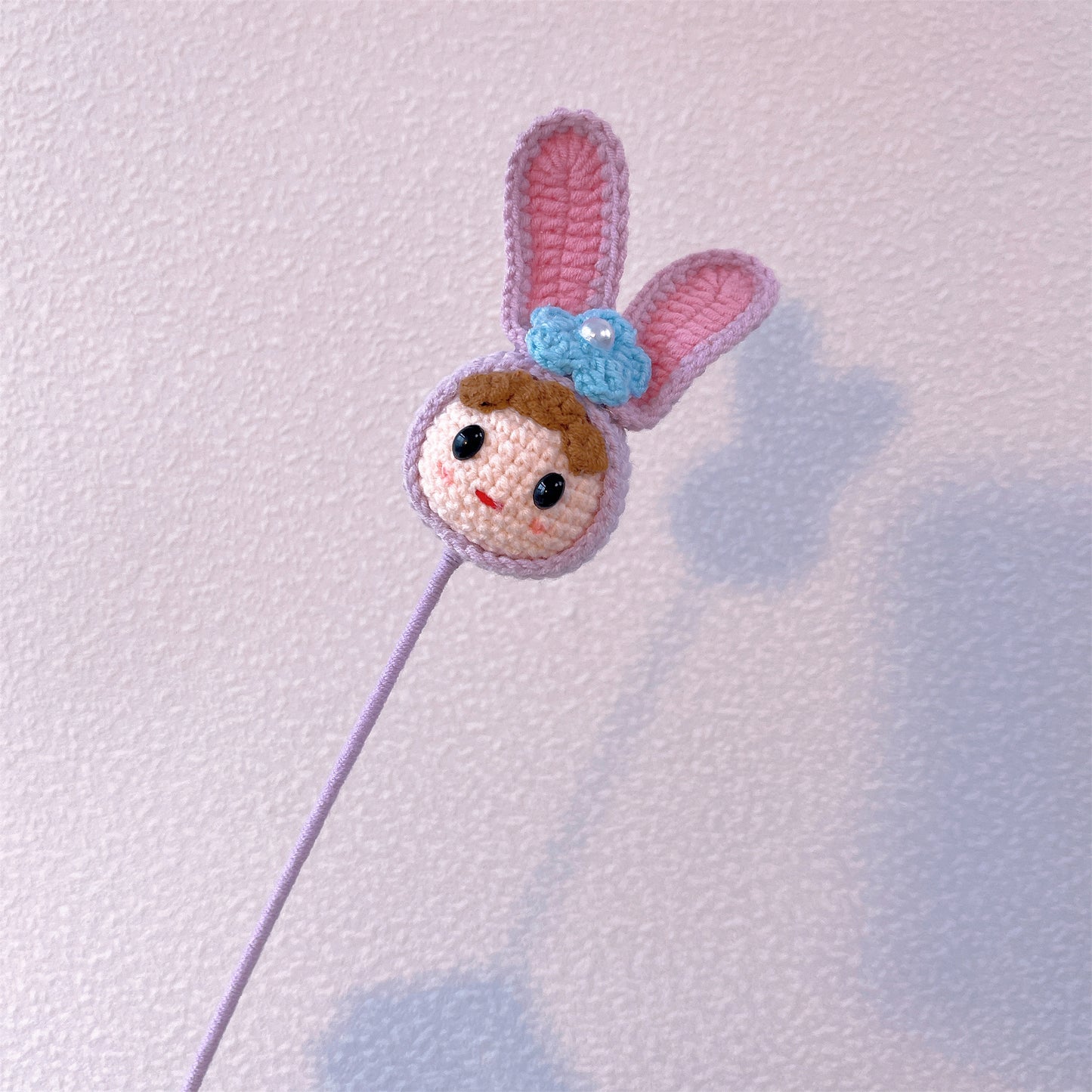 Purple Lady Charm: Handgefertigter, gehäkelter Purple Lady-Figurenstecker für eine einzigartige Gartendekoration