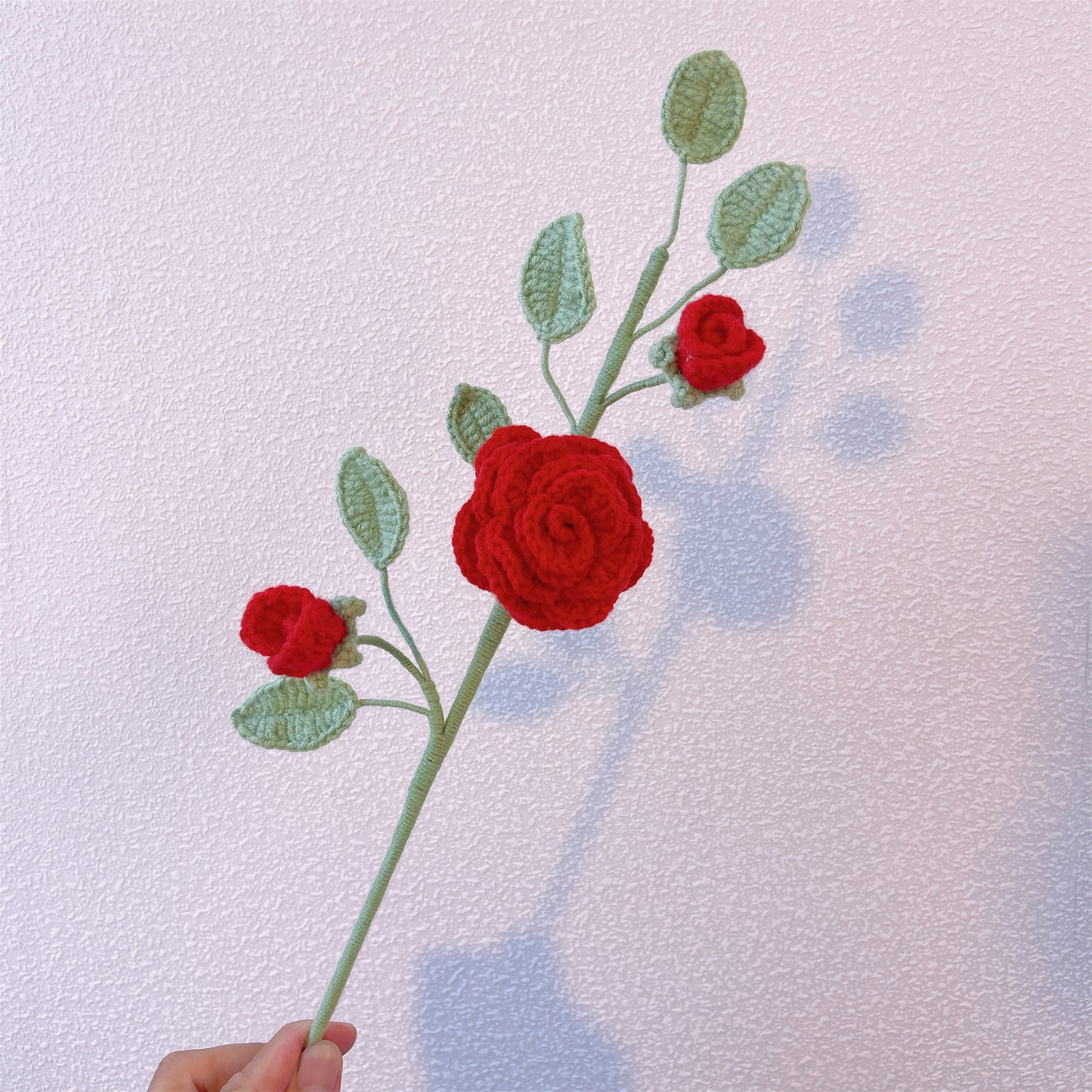 手工鉤織柔黃基調搭配紅、橙、白花卉點綴的永恆不凋花束