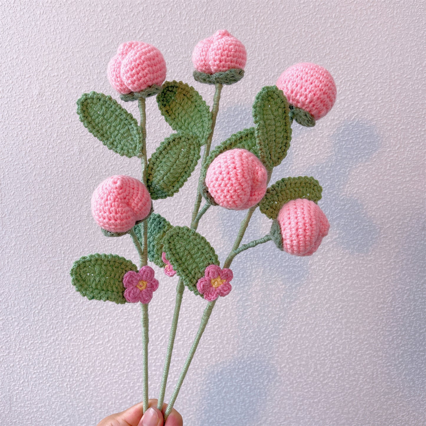 Süße Pfirsichblüte: Handgefertigter gehäkelter Pfirsichpfahl für eine entzückende Gartendekoration und ein bedeutungsvolles Geschenk