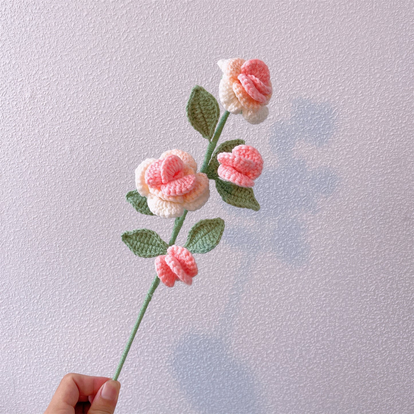 手工編織的玫瑰花、酒杯玫瑰、雙向日葵和令人印象深刻的睡蓮花束