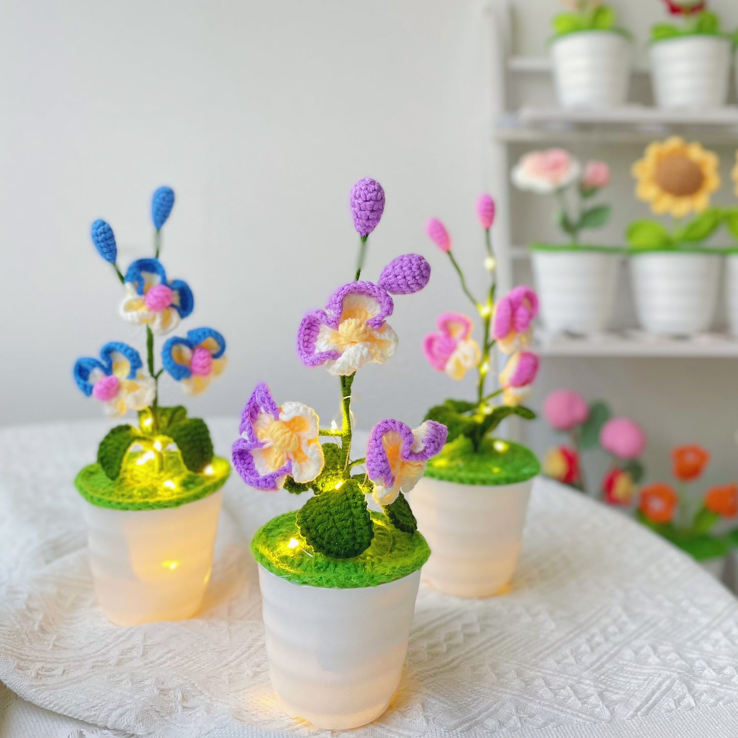 Planta de Orquídea Mariposa Hecha a Mano con Ganchillo - Flor Artificial Realista - Decoración Única para el Hogar - Para los Amantes de las Plantas - Hecha a Mano - Phalaenopsis - Tallo Único