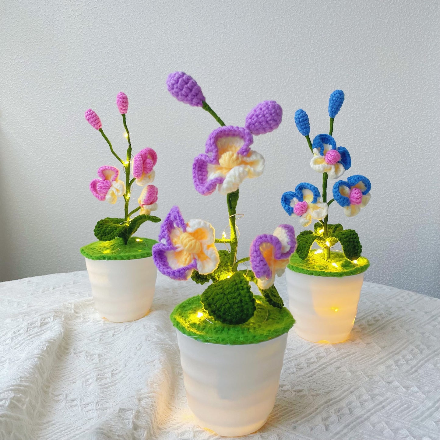 Planta de Orquídea Mariposa Hecha a Mano con Ganchillo - Flor Artificial Realista - Decoración Única para el Hogar - Para los Amantes de las Plantas - Hecha a Mano - Phalaenopsis - Tallo Único