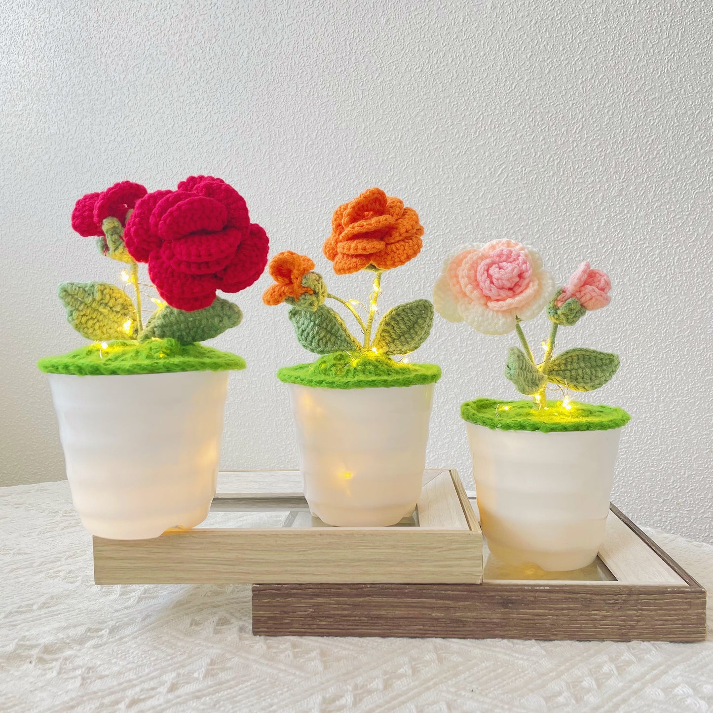Planta de rosa tejida a mano con ganchillo - Flor artificial realista - Decoración única para el hogar - Regalo perfecto para los amantes de las plantas - Hecha a mano - Regalo para el Día del Padre 2024