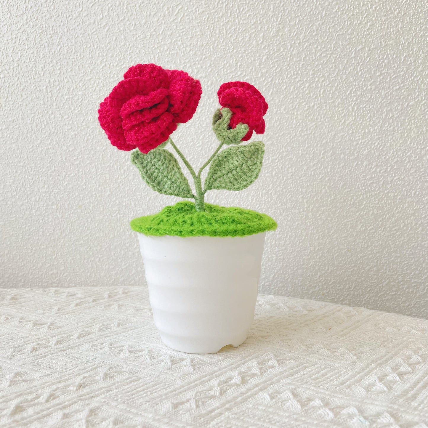 Planta de rosa tejida a mano con ganchillo - Flor artificial realista - Decoración única para el hogar - Regalo perfecto para los amantes de las plantas - Hecha a mano - Regalo para el Día del Padre 2024