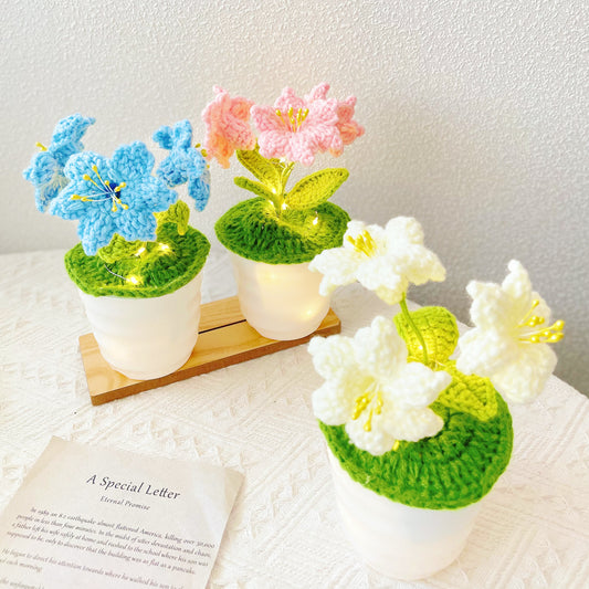 手工絎鉤百合盆栽(含LED燈):逼真仿真花卉,打造獨特家居裝飾,是贈予植物愛好者的完美禮物,手工DIY心意之選