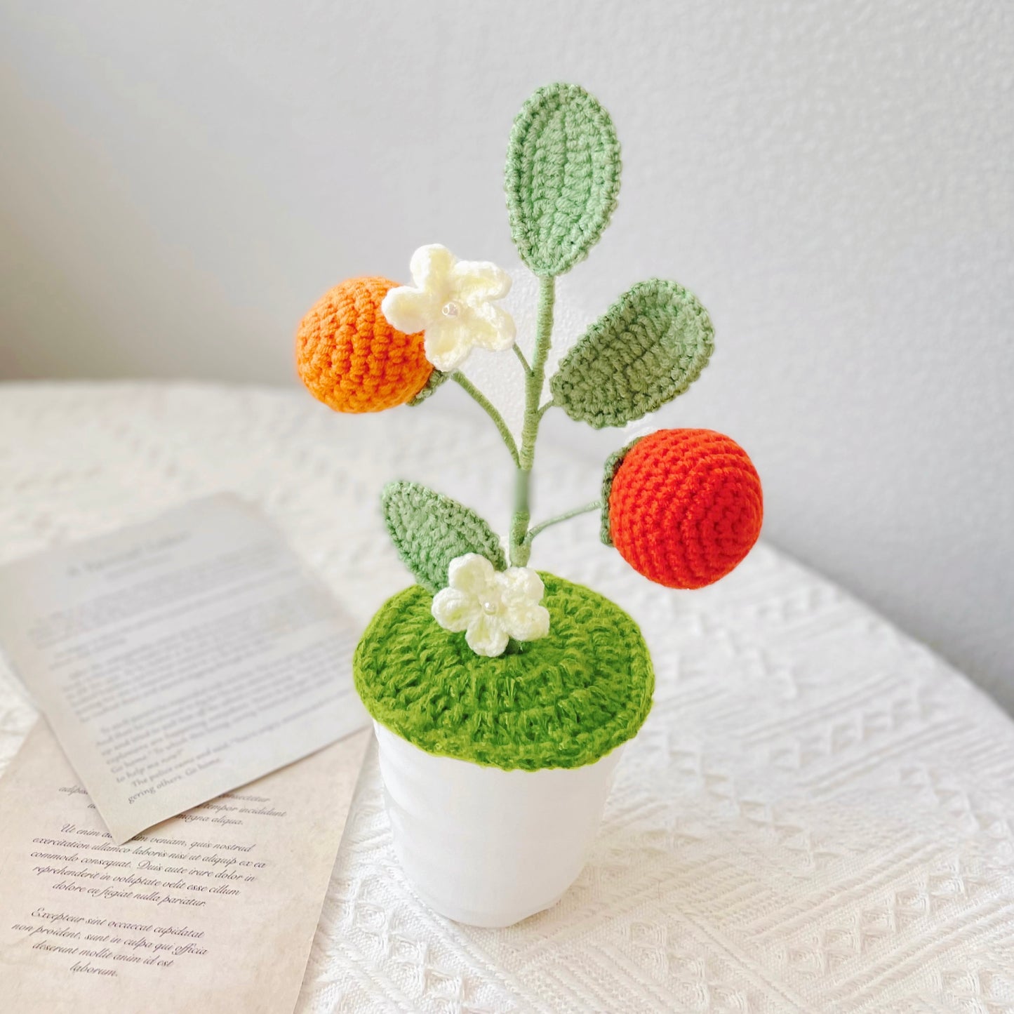 手工鉤針柿子盆栽 - 擬真果實造型 - 獨特居家裝飾 - 植物愛好者完美禮物 - 匠心手作工藝