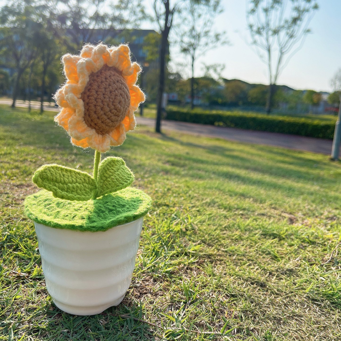 手工鉤針向日葵盆栽 - 擬真仿真花 - 獨特居家裝飾 - 植物愛好者完美禮物 - 匠心手作工藝