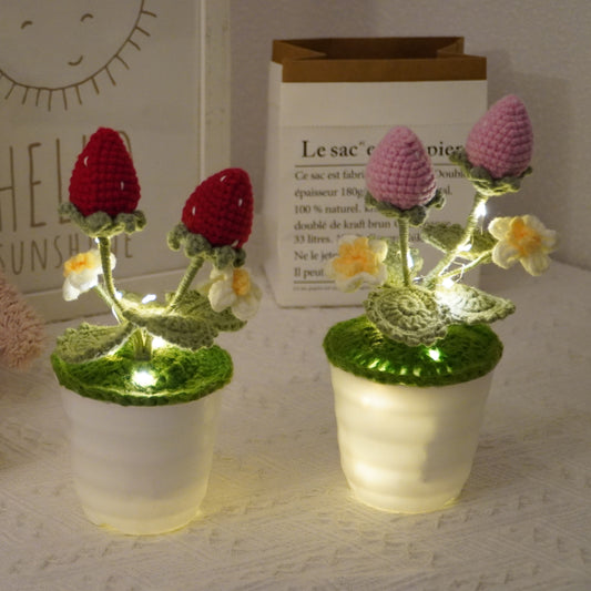 手工草莓鉤針編織盆栽 - 可愛家居裝飾 - 送植物愛好者的完美禮物 - 逼真仿真植物搭配柔和光暈 - 手工精製