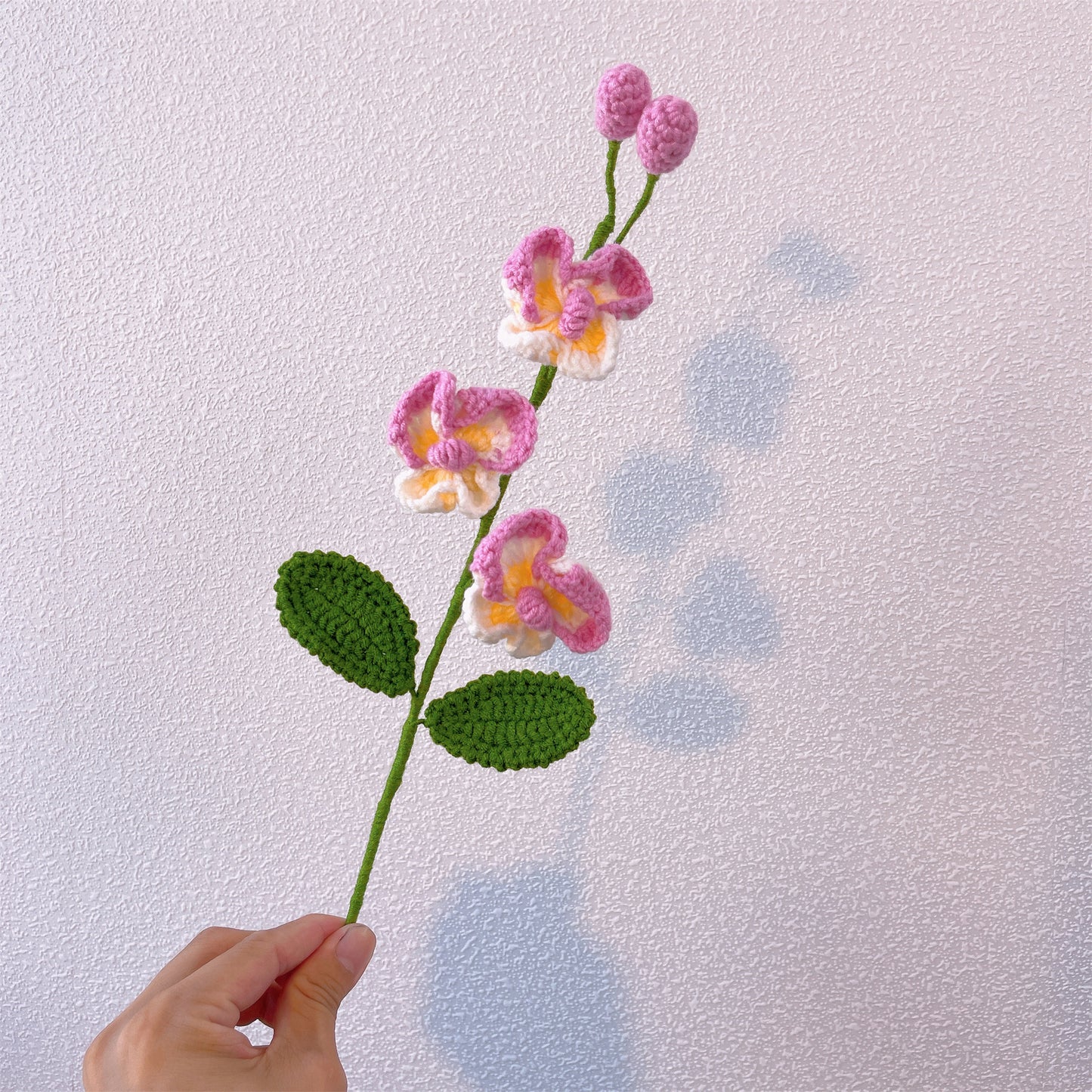 Mazzo di orchidee dedicato al mese di nascita di agosto - Regalo di fiore per compleanni e anniversari a gambo singolo artigianale a crochet per gli amici e famigliari nati in agosto