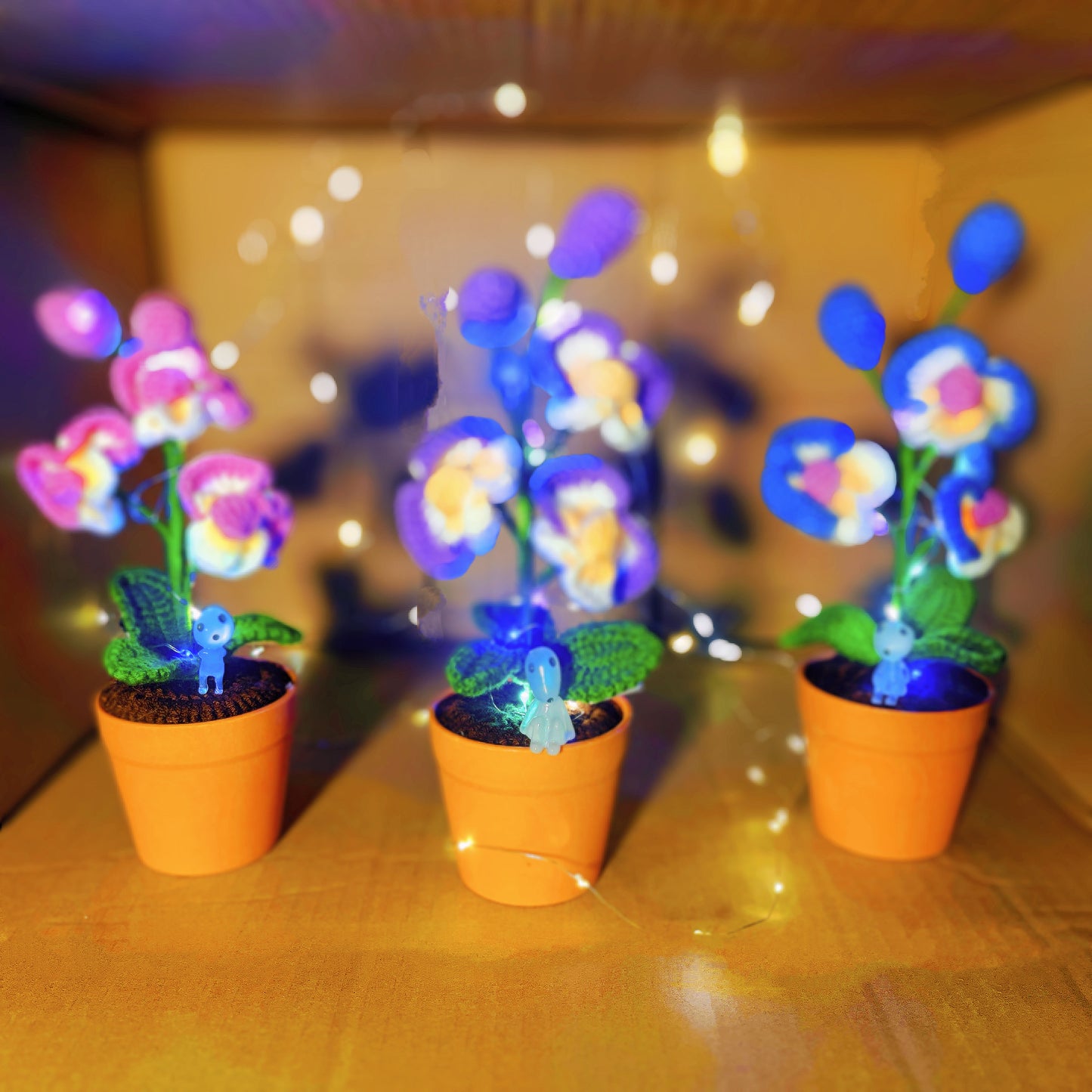 Planta de Orquídea Mariposa Hecha a Mano con Ganchillo - Flor Artificial Realista - Decoración Única para el Hogar - Para los Amantes de las Plantas - Hecha a Mano - Phalaenopsis - Tallo Único