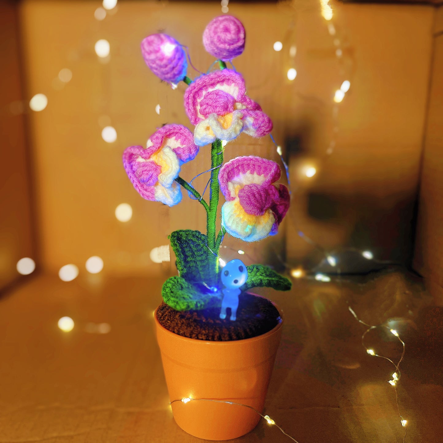 Planta de Orquídea Mariposa Hecha a Mano con Ganchillo - Flor Artificial Realista - Decoración Única para el Hogar - Para los Amantes de las Plantas - Hecha a Mano - Phalaenopsis - Tallo Único