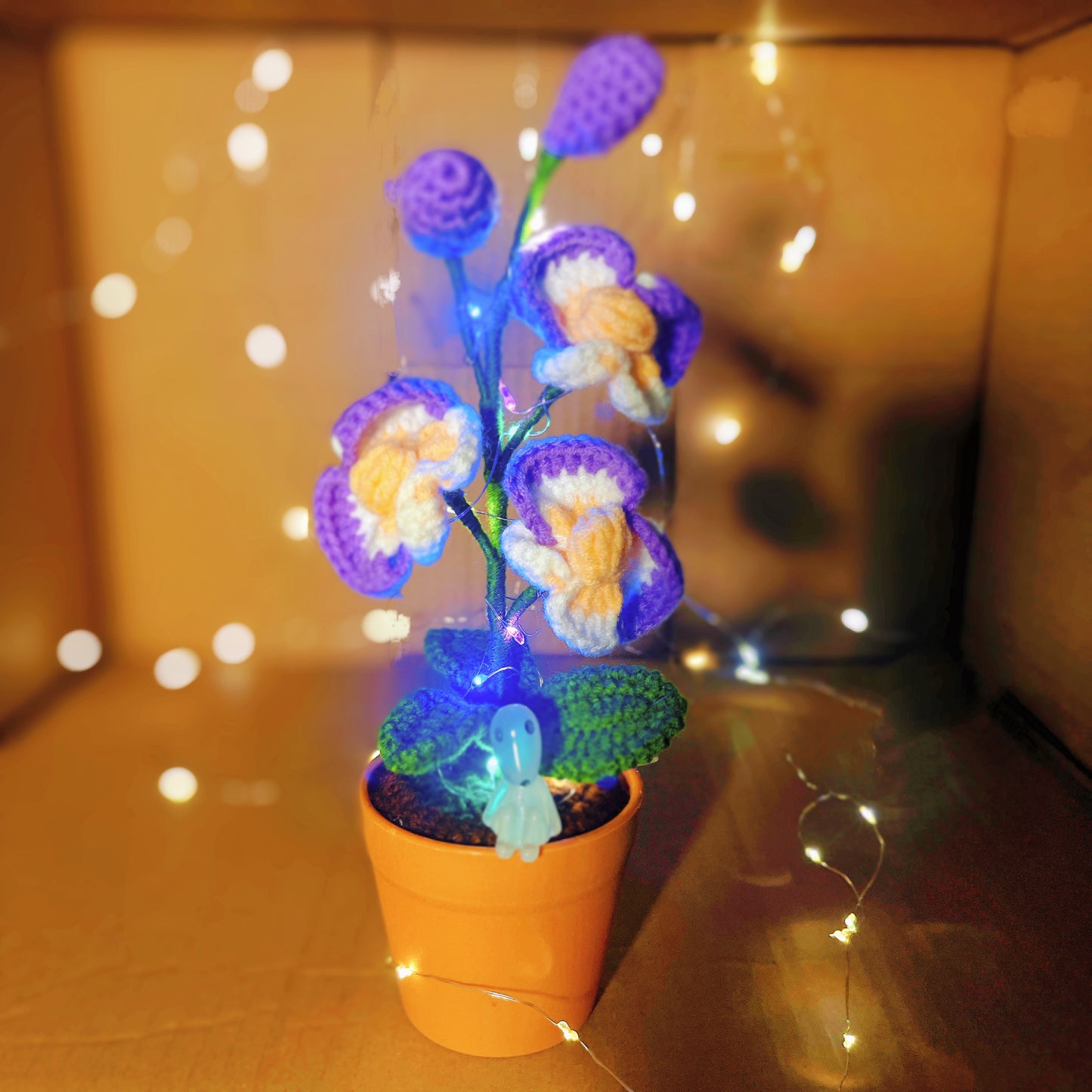 Planta de Orquídea Mariposa Hecha a Mano con Ganchillo - Flor Artificial Realista - Decoración Única para el Hogar - Para los Amantes de las Plantas - Hecha a Mano - Phalaenopsis - Tallo Único