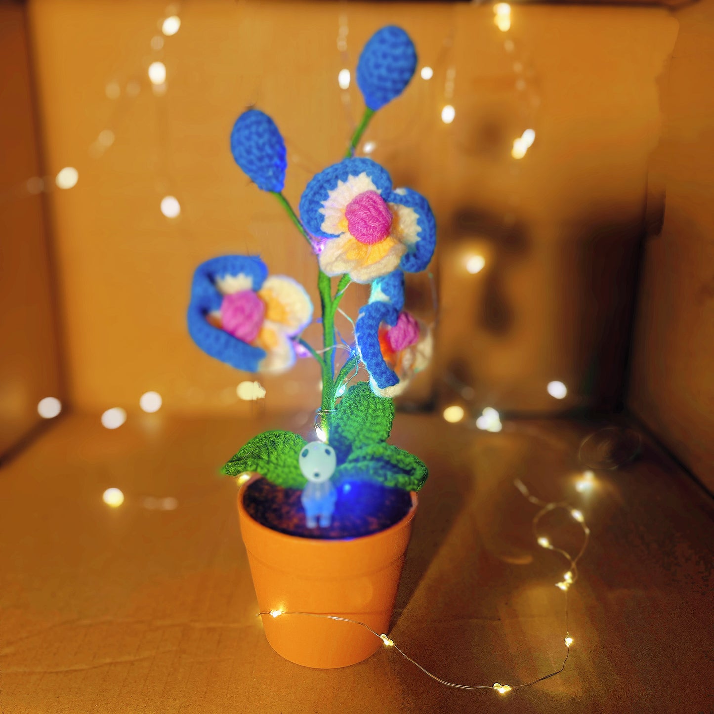 Planta de Orquídea Mariposa Hecha a Mano con Ganchillo - Flor Artificial Realista - Decoración Única para el Hogar - Para los Amantes de las Plantas - Hecha a Mano - Phalaenopsis - Tallo Único