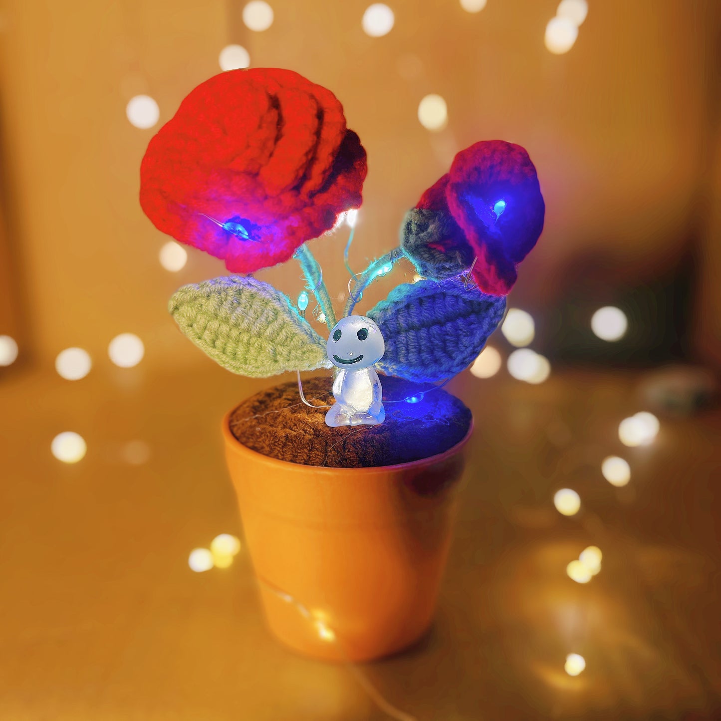Planta de rosa tejida a mano con ganchillo - Flor artificial realista - Decoración única para el hogar - Regalo perfecto para los amantes de las plantas - Hecha a mano - Regalo para el Día del Padre 2024
