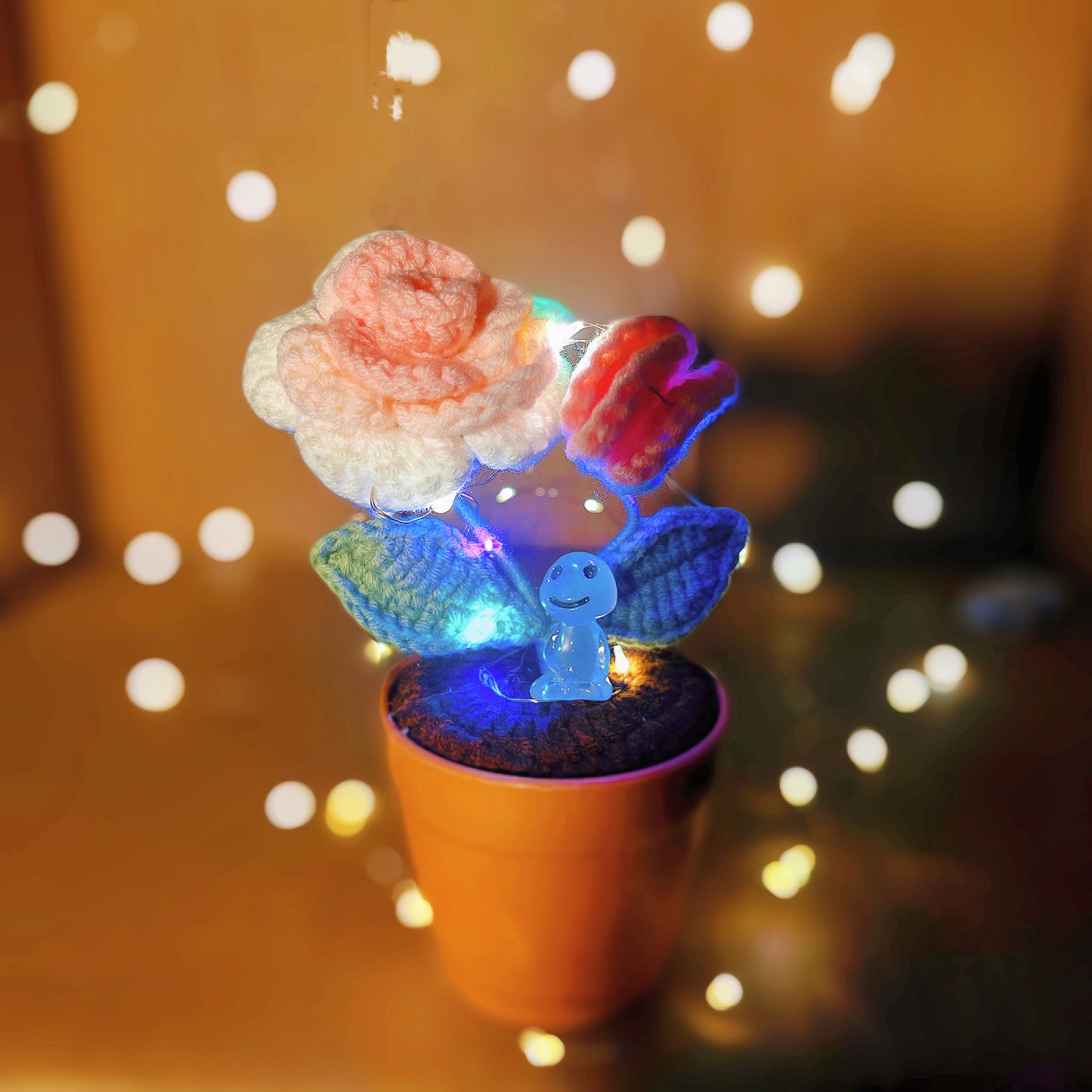Planta de rosa tejida a mano con ganchillo - Flor artificial realista - Decoración única para el hogar - Regalo perfecto para los amantes de las plantas - Hecha a mano - Regalo para el Día del Padre 2024