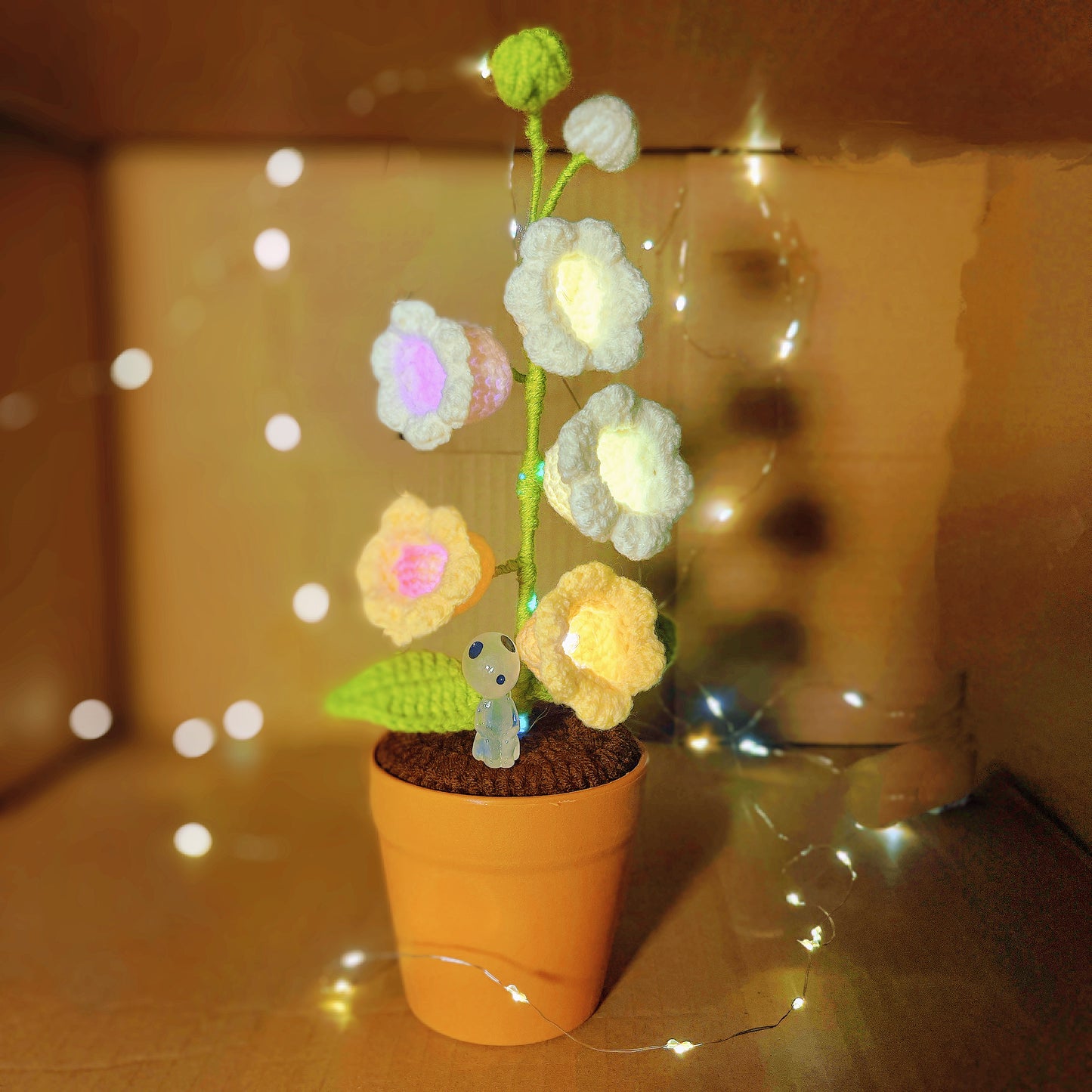 Planta de lirio de la valle tejida a mano - Flores LED luminosas - Decoración única para el hogar - Regalo perfecto para los amantes de las plantas - Hecha a mano en hilo
