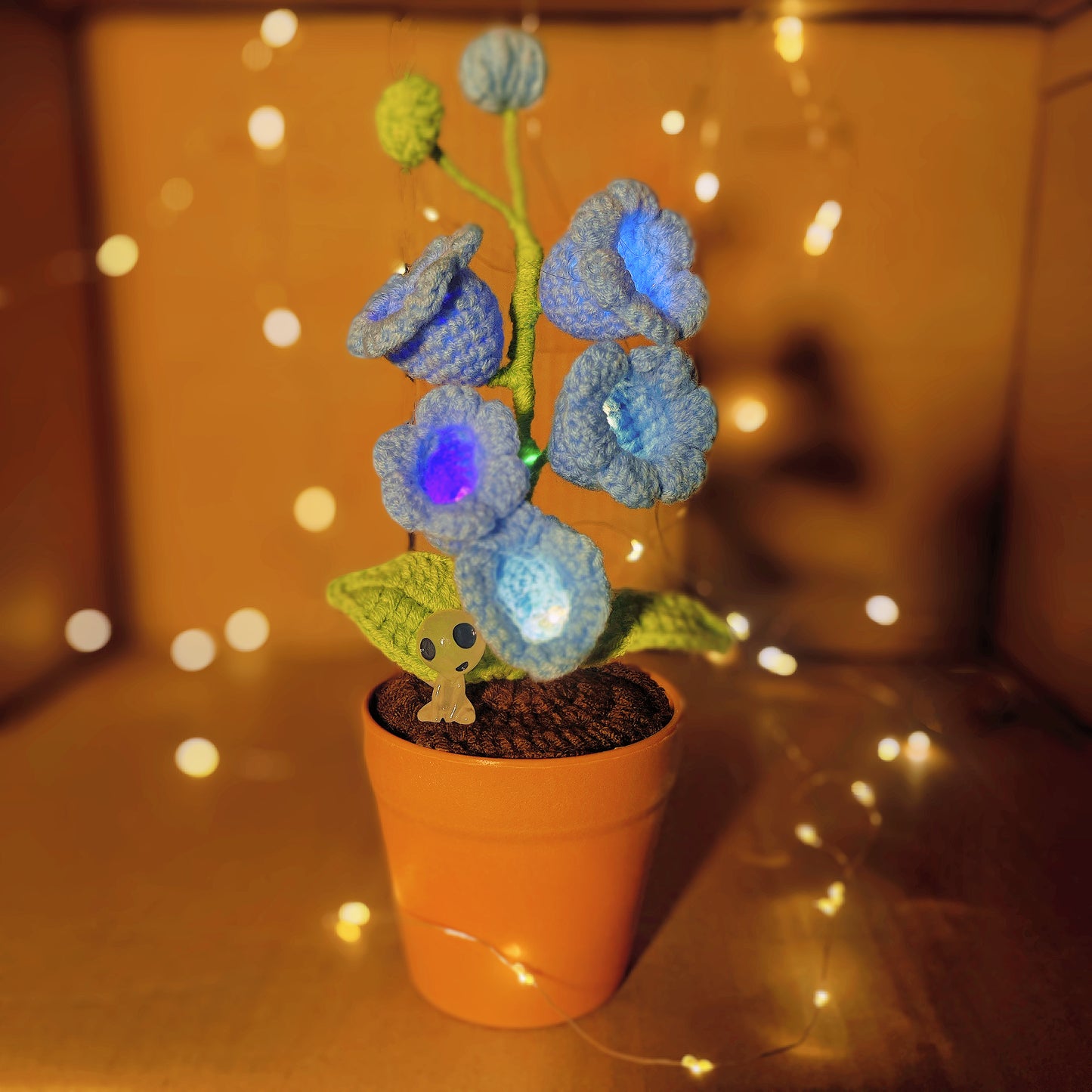 Planta de lirio de la valle tejida a mano - Flores LED luminosas - Decoración única para el hogar - Regalo perfecto para los amantes de las plantas - Hecha a mano en hilo