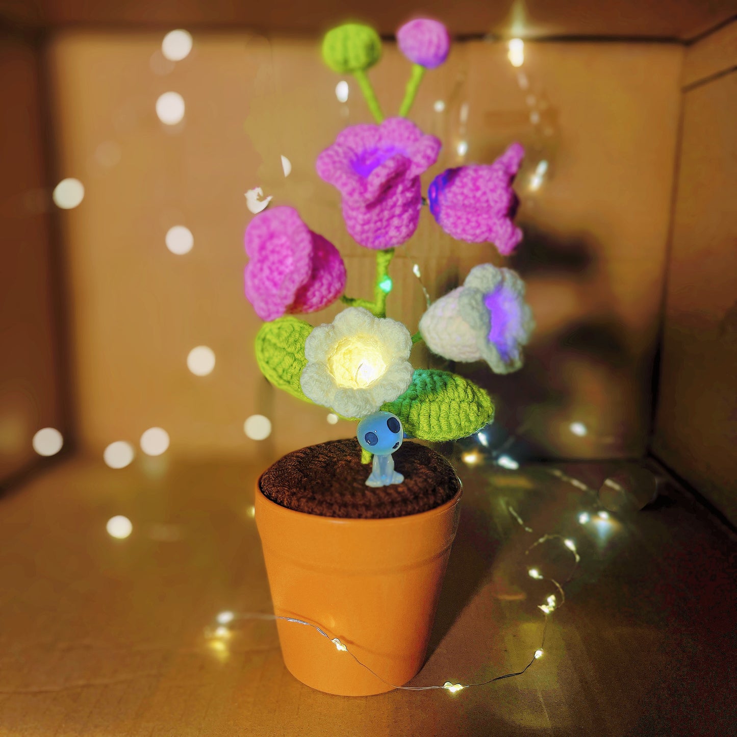 Planta de lirio de la valle tejida a mano - Flores LED luminosas - Decoración única para el hogar - Regalo perfecto para los amantes de las plantas - Hecha a mano en hilo