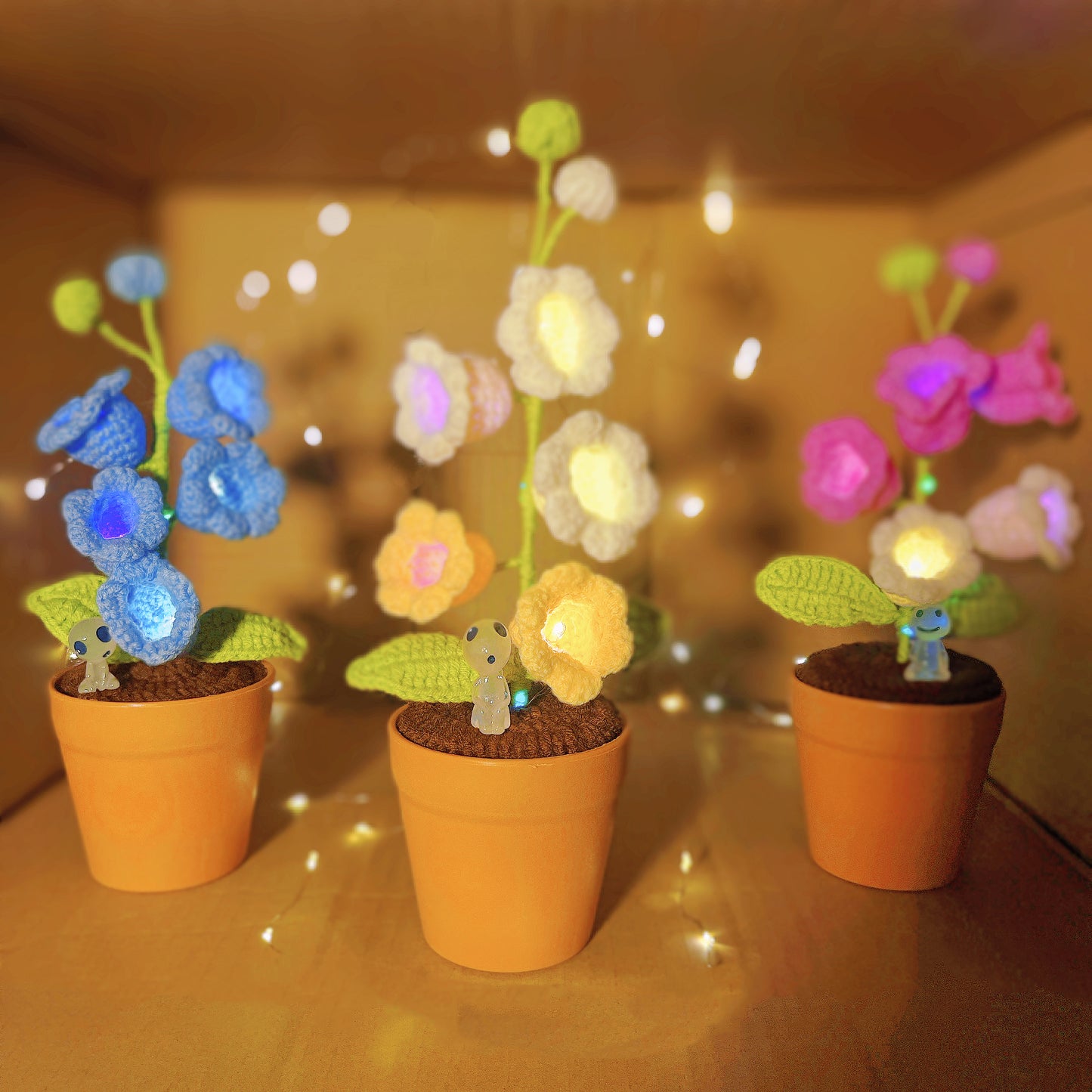 Planta de lirio de la valle tejida a mano - Flores LED luminosas - Decoración única para el hogar - Regalo perfecto para los amantes de las plantas - Hecha a mano en hilo