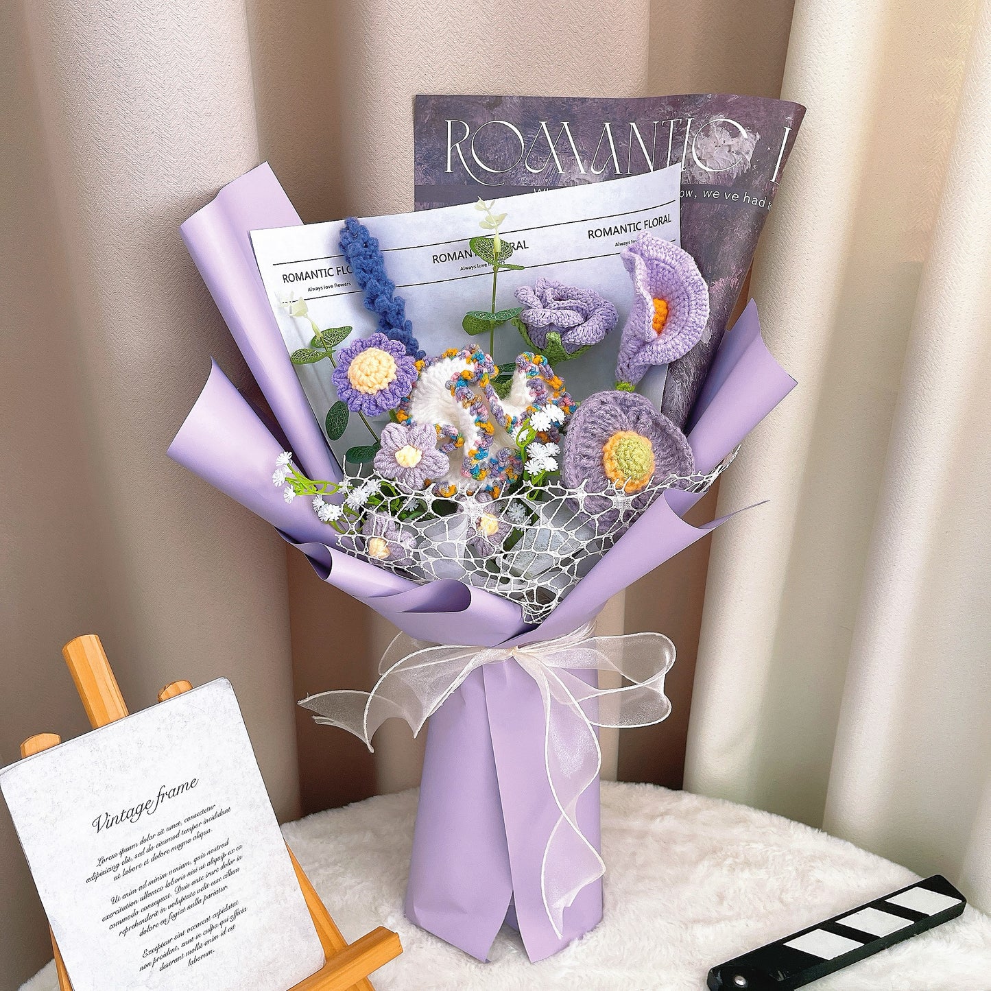 紫調手作鉤針花束|融合小雛菊、康乃馨、罌粟花、馬蹄蓮、薰衣草、蓬鬆球與玫瑰|無花粉過敏之憂,婚禮、生日、週年紀念及居家裝飾的完美之選
