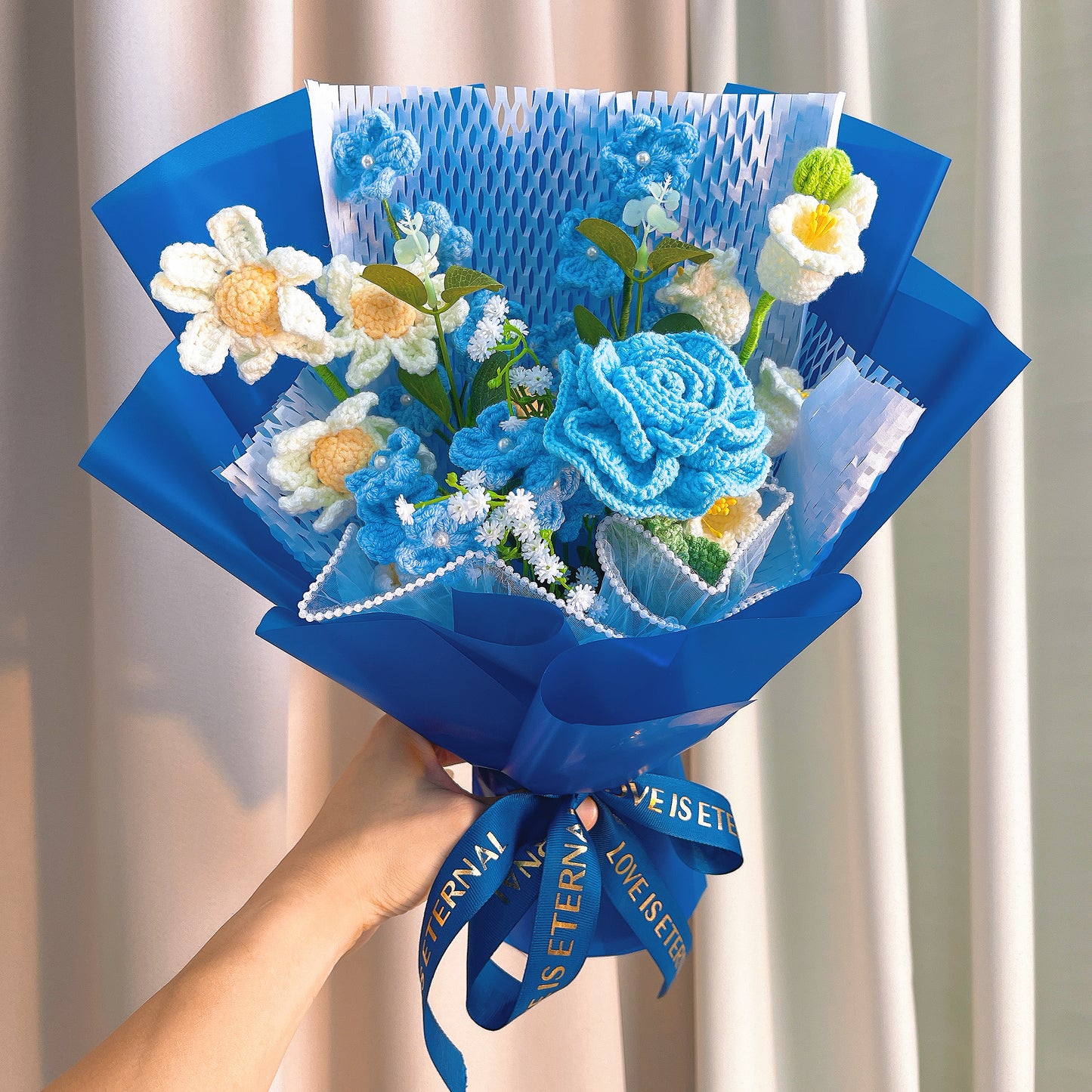 Bouquet de fleurs crochetées hypoallergéniques de luxe - Chrysanthèmes blancs, myosotis, muguet, roses en spray, gypsophile - Cadeau élégant pour mariages, anniversaires, vacances