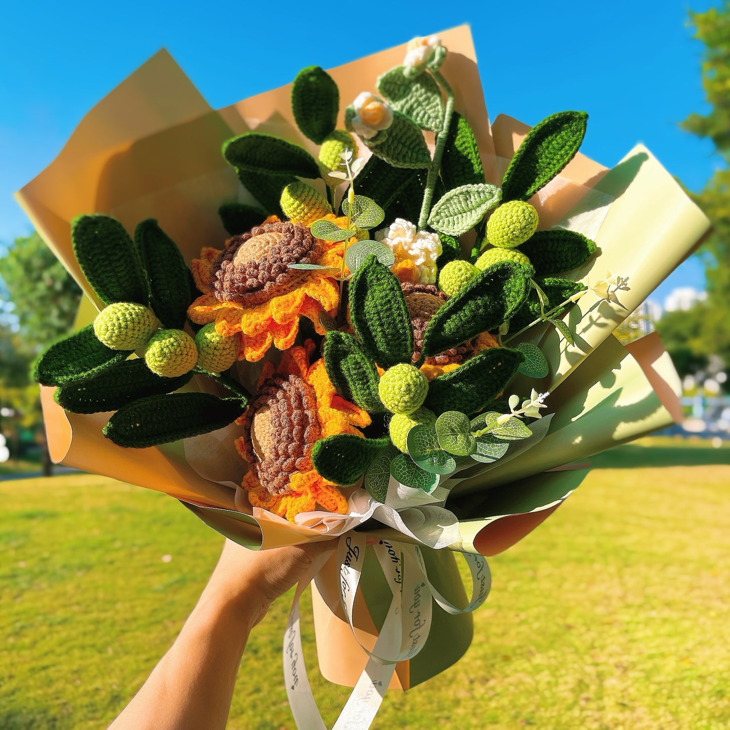 Bouquet di gardenie a crochet fatto a mano - Regalo adatto alle persone con allergie, include gardenie, girasole e olivo - Perfetto per matrimoni, compleanni e arredo casa - Imballato in carta ecologica verde e crema