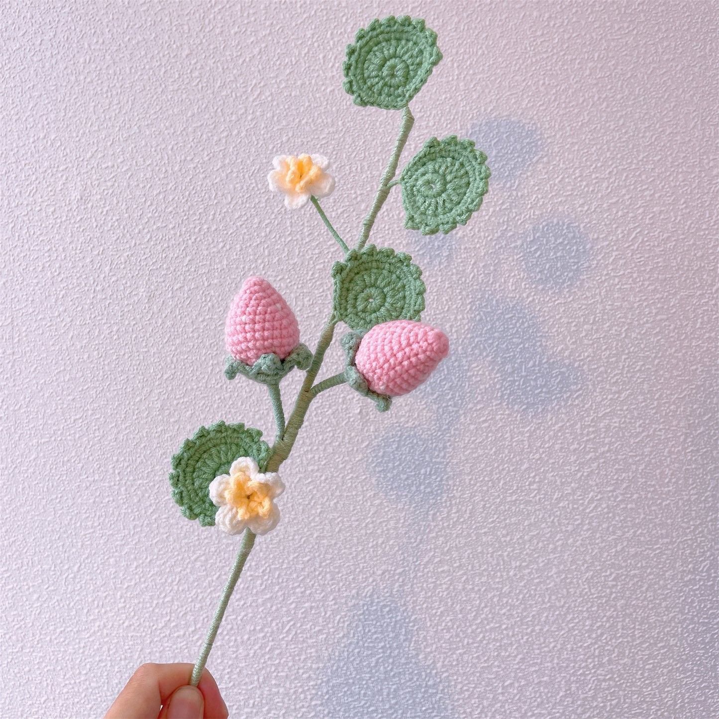 Campi di fragole dolci: Paletto artigianale a maglia a forma di fragola per una decorazione incantevole del giardino