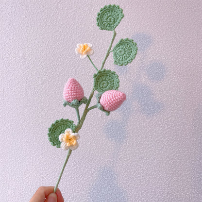 Campi di fragole dolci: Paletto artigianale a maglia a forma di fragola per una decorazione incantevole del giardino