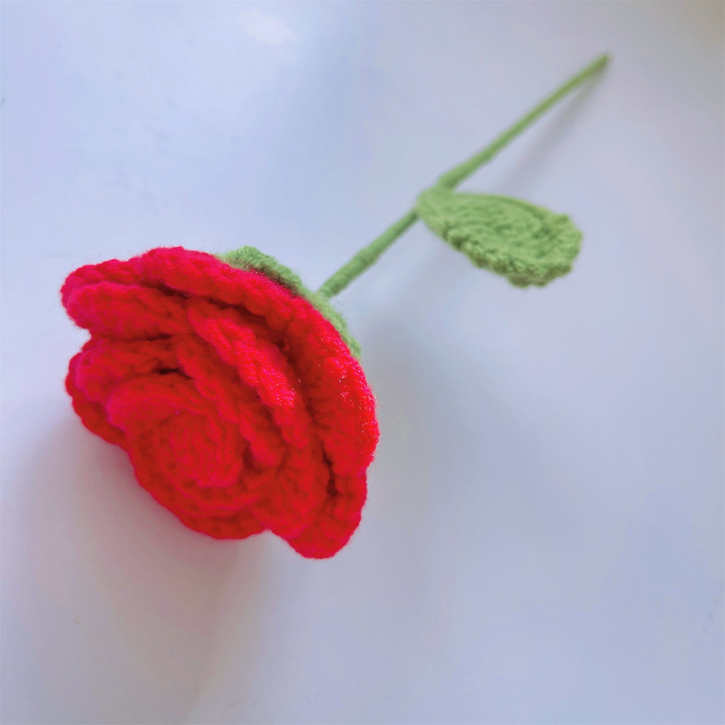 Buquê de flores crochê artesanal em tons vermelho e laranja - apresentando grandes rosas vermelhas, tulipas laranjas em pleno florescimento e ainda fechadas, minirosas vermelhas e laranjas, bolhas brancas e vermelhas, cravos vermelhos - perfeito para o Di