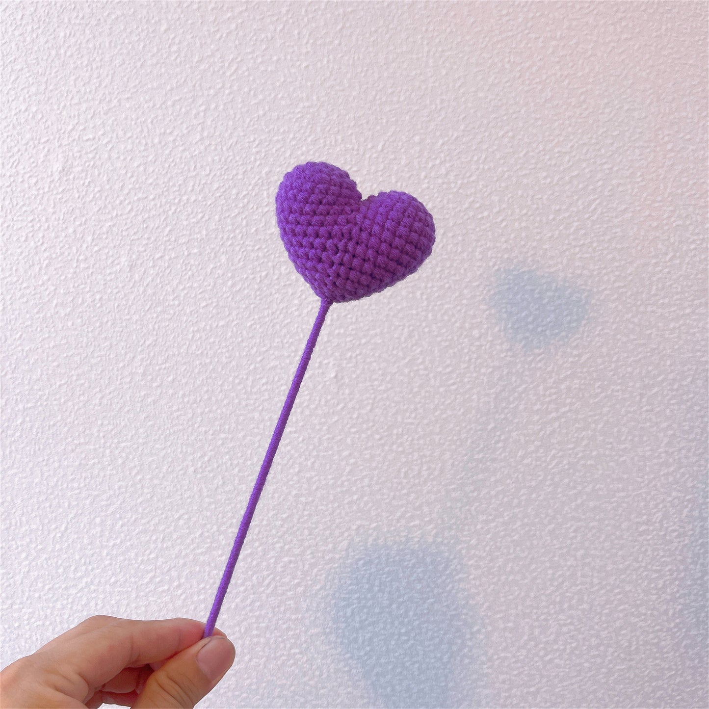 Ramalhete Romântico de Crochê Artesanal em Roxo - Símbolo do Amor, Rosa Extra Grande, Rosa em Forma de Copa de Vinho, Lavanda e Acentos Delicados