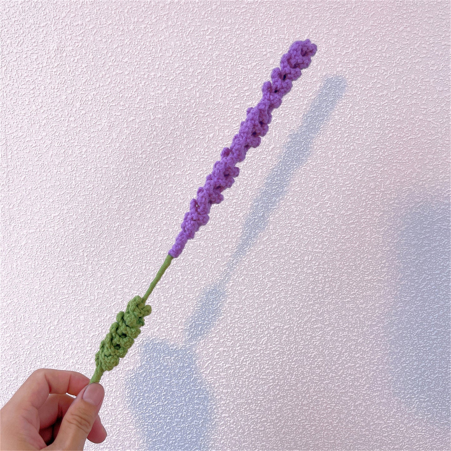 Ramalhete Romântico de Crochê Artesanal em Roxo - Símbolo do Amor, Rosa Extra Grande, Rosa em Forma de Copa de Vinho, Lavanda e Acentos Delicados