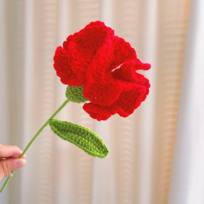 Mazzo Artigianale a Maglia di Fiori Rossi e Arancioni con Foglie di Eucalipto, Perfetto per Regali, Matrimoni ed Occasioni Speciali