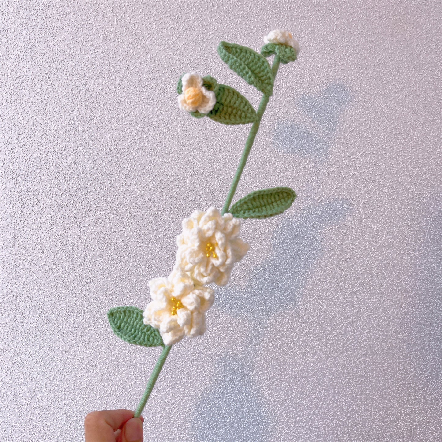 Bouquet di gardenie a crochet fatto a mano - Regalo adatto alle persone con allergie, include gardenie, girasole e olivo - Perfetto per matrimoni, compleanni e arredo casa - Imballato in carta ecologica verde e crema