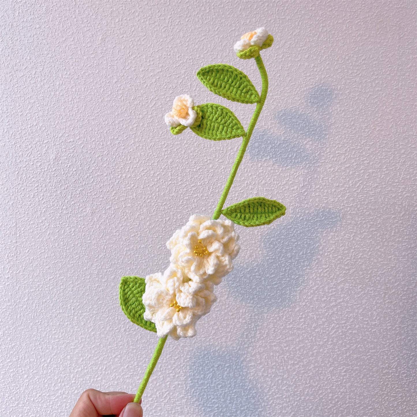 Ramo Artesanal de Beleza Yu Crochetado - Mistura de Dálias Vermelhas e Rosadas, Callas Brancas e Azulas, Peônias, Algodão, Girassóls, Gardênias e Lírios do Vale Brancos. Perfeito para Todas as Ocasiões e Entes Queridos