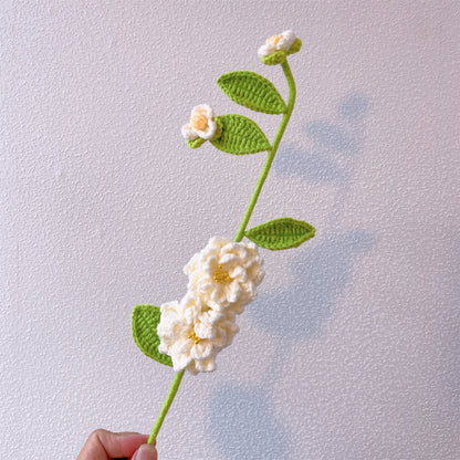 Ramo Artesanal de Beleza Yu Crochetado - Mistura de Dálias Vermelhas e Rosadas, Callas Brancas e Azulas, Peônias, Algodão, Girassóls, Gardênias e Lírios do Vale Brancos. Perfeito para Todas as Ocasiões e Entes Queridos