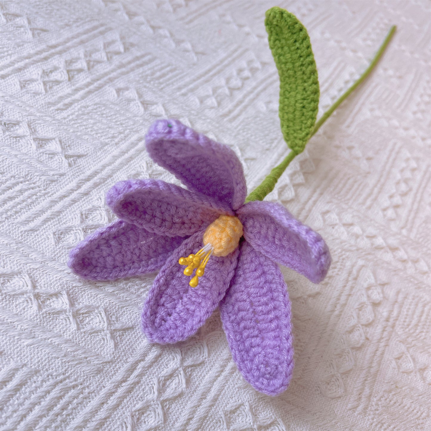 Ramalhete de Flores Crochê Artesanal comTons de Roxo - Apresentando Grandes Rosas com Gradiente de Branco a Roxo, Tulipas Desabrochadas Roxas Claras, Tulipas fechadas Roxas Escuras, Mini-rosas Roxas Claras e Escuras Ideais para Casamentos, Aniversários e 