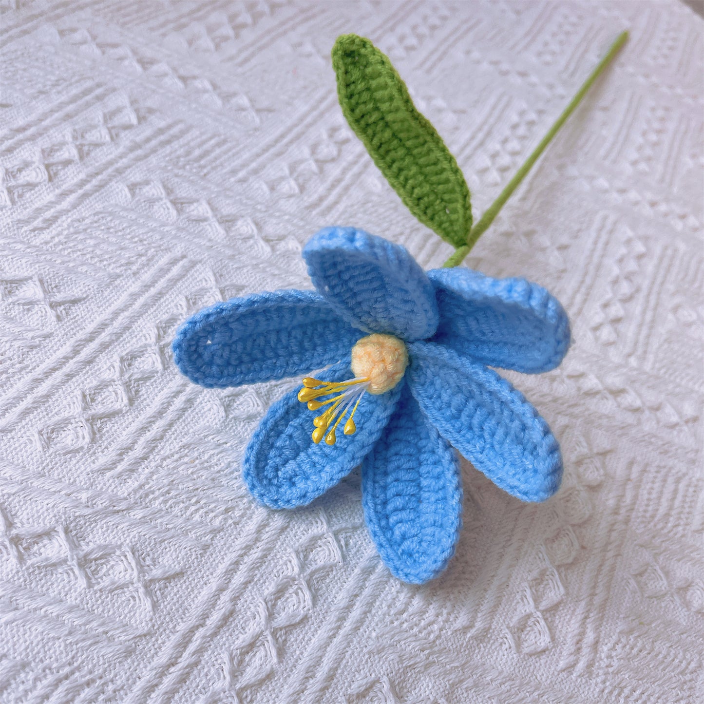 Arranjo Floral Artesanal de Crochê Completamente Azul com Envoltório Branco e Delicado Design de Floco de Neve