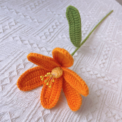 Ramalhete Artesanal de Crochê em Amarelo Macio com Acentos Florais Vermelhos, Laranjas e Brancos